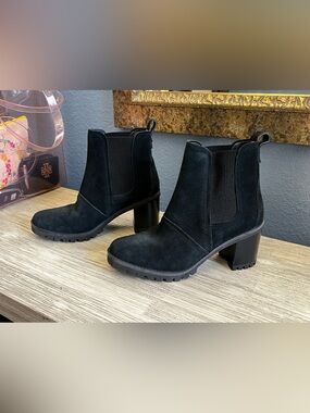 EUC!!! UGG Hazel Waterproof Black Suede Chelsea Block Heel Ankle Boots